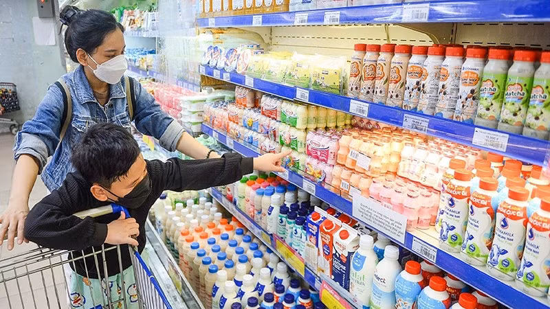 Các em học sinh đến siêu thị thuộc Saigon Co.op sẽ có cơ hội nhận được 1 hộp sữa Dutch Lady 180ml.