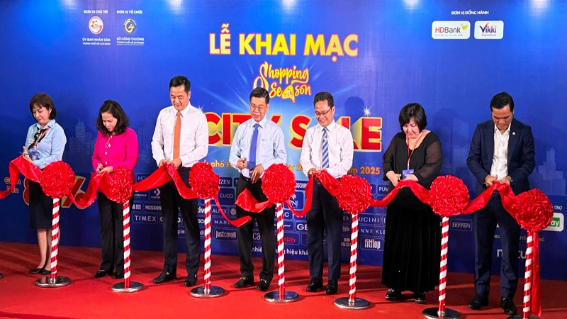 Các đại biểu thực hiện nghi thức khai mạc hoạt động “City Sale” năm 2025 tại nhà ga Metro Bến Thành.