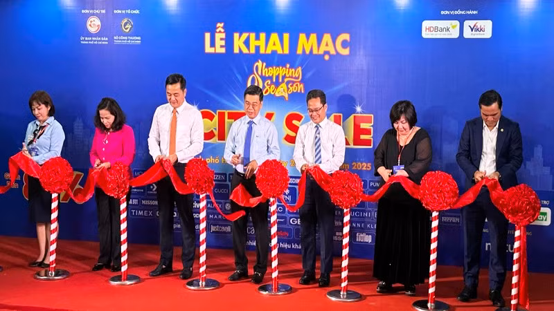 Các đại biểu thực hiện nghi thức khai mạc hoạt động “City Sale” năm 2025 tại nhà ga Metro Bến Thành.
