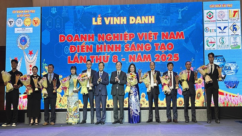 Đại diện Ban Tổ chức trao cúp vàng vinh danh 10 doanh nghiệp đứng đầu về sáng tạo lần thứ 8 năm 2025.