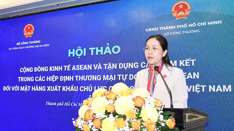 Bà Nguyễn Việt Chi, Phó Vụ trưởng Vụ Chính sách thương mại đa biên (Bộ Công thương), giới thiệu về Cộng đồng Kinh tế ASEAN.