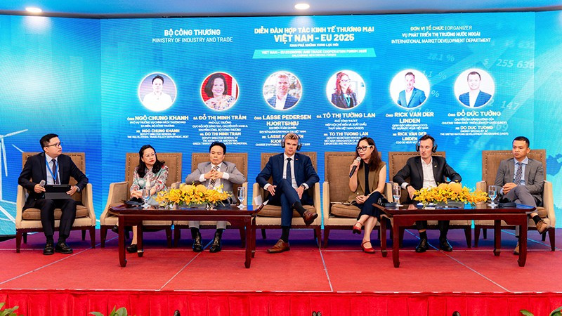 Các chuyên gia và đại diện doanh nghiệp tham gia phiên tọa đàm tại Diễn đàn.