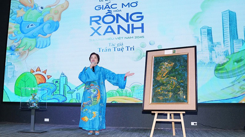 Bà Trần Tuệ Tri chia sẻ quá trình hình thành tác phẩm “Giấc mơ hóa Rồng Xanh-Thương hiệu Việt Nam 2045”.