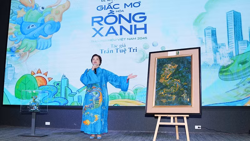 Bà Trần Tuệ Tri chia sẻ quá trình hình thành tác phẩm “Giấc mơ hóa Rồng Xanh-Thương hiệu Việt Nam 2045”.