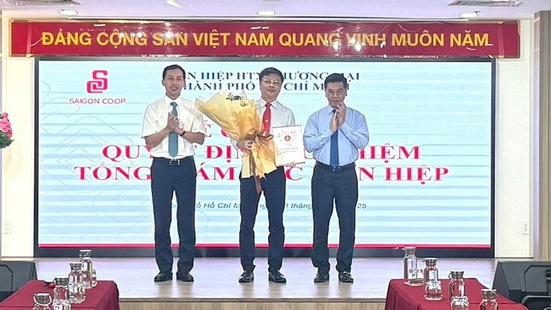 Phó Chủ tịch Ủy ban nhân dân Thành phố Hồ Chí Minh Nguyễn Văn Dũng (phải) trao quyết định bổ nhiệm cho đồng chí Phạm Trung Kiên (giữa).