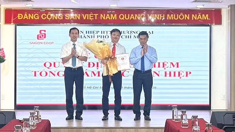 Phó Chủ tịch Ủy ban nhân dân Thành phố Hồ Chí Minh Nguyễn Văn Dũng (phải) trao quyết định bổ nhiệm cho đồng chí Phạm Trung Kiên (giữa).