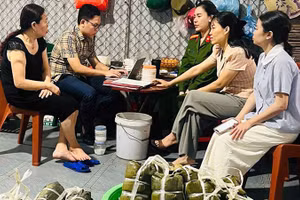 Lực lượng liên ngành làm việc với chủ hộ (mặc áo đen) tại cơ sở sản xuất, kinh doanh giò lợn.