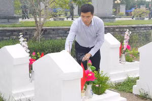 Lãnh đạo tỉnh Thanh Hóa dâng hương tưởng niệm liệt sĩ. (Ảnh: Bộ Chỉ huy quân sự tỉnh Thanh Hóa)