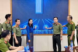 Các đại biểu thực hiện nghi thức ra mắt " Mô phỏng phòng, chống lừa đảo" (Ảnh Công an Thanh Hóa).