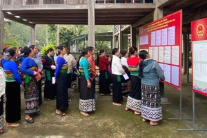 Cử tri miền núi Thanh Hóa tìm hiểu thông tin về các ứng cử viên đại biểu Quốc hội, Hội đồng nhân dân các cấp, nhiệm kỳ 2026-2031.