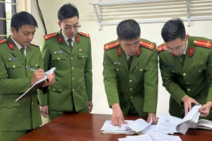 Lực lượng Công an nghiên cứu tài liệu liên quan vụ án.