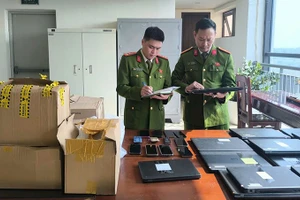 Công an kê biên tang vật vụ án.