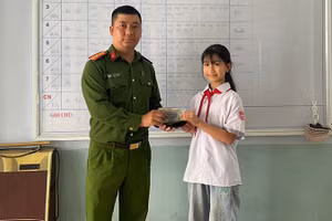 Nhặt được tài sản đánh rơi, Trang báo cáo, bàn giao cho Công an tìm chủ sở hữu tài sản.