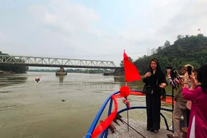 Cây cầu Hàm Rồng lịch sử cùng tour du lịch trên sông Mã hấp dẫn khách du lịch.