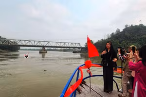 Cây cầu Hàm Rồng lịch sử cùng tour du lịch trên sông Mã hấp dẫn khách du lịch.