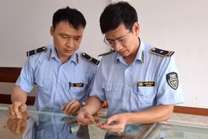 Quản lý thị trường ở Thanh Hóa phát hiện hàng hóa là dây chuyền vàng trang sức không rõ nguồn gốc, xuất xứ.