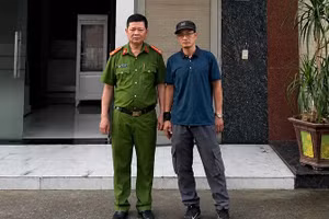 Anh Nguyễn Ngọc Tuấn cùng Công an Thanh Hóa.
