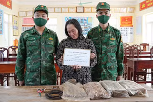 Bộ đội Biên phòng quản lý đối tượng cùng tang vật vụ án.
