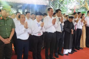 Các đại biểu tưởng niệm, tri ân Hoàng đế Lê Đại Hành.