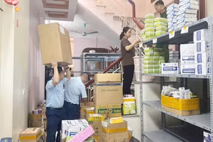 Cơ quan chức năng kiểm tra phát hiện, thu giữ sản phẩm có dấu hiệu hàng giả.