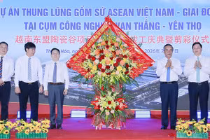 Lãnh đại tỉnh Thanh Hóa tặng hoa chúc mừng chủ đầu tư dự án.
