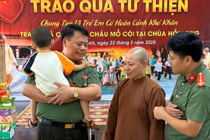 Cán bộ An ninh thăm hỏi chức sắc Phật giáo và đời sống của trẻ em.