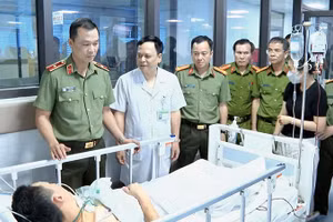 Công an tỉnh Thanh Hóa thăm đồng chí, đồng đội bị thương trong khi làm nhiệm vụ.
