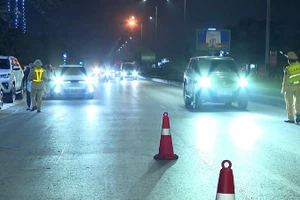 Cảnh sát giao thông kiểm tra phương tiện cơ giới tham gia giao thông.