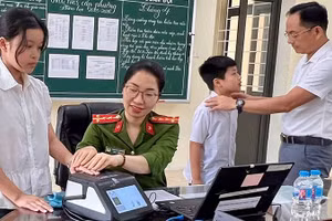 Công an Thanh Hóa đến trường học, làm căn cước cho học sinh.
