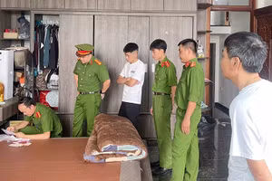 Công an khám xét nơi ở của đối tượng tham gia cá cược bóng đá. (Ảnh: Công an Thanh Hóa)