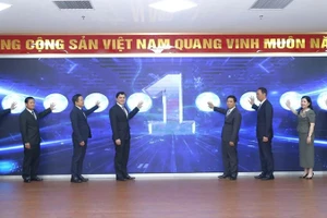 Các đại biểu vận hành Trung tâm giám sát, điều hành thông minh Thanh Hóa.