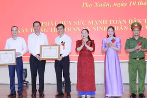 Lãnh đạo tỉnh Thanh Hóa trao tặng Bằng khen cho nhân dân và cán bộ xã Thọ Xuân đạt thành tích xuất sắc. (Ảnh: Công an Thanh Hóa)