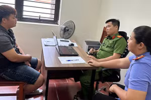 Đại diện các cơ quan chức năng ở Thanh Hóa làm việc với đối tượng có hành vi vi phạm.