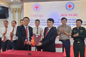 Đại diện Hội Chữ thập đỏ Thanh Hóa-Hủa Phăn ký, trao thỏa thuận hợp tác 2026-2027.