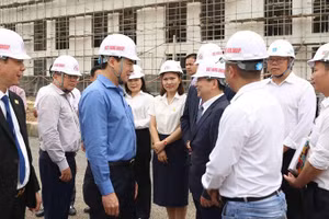 Chủ tịch tỉnh Thanh Hóa trao đổi với chủ đầu tư, nhà thầu thi công dự án.