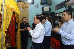 Phó Thủ tướng Chính phủ và lãnh đạo tỉnh Thanh Hóa viếng Anh hùng Lực lượng vũ trang nhân dân Ngô Thị Tuyển.