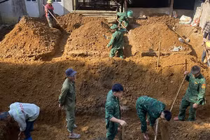 Lực lượng vũ trang trợ giúp hộ dân ở Thanh Hóa đào móng, xây dựng nhà ở.