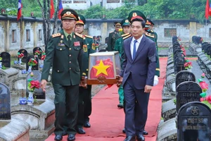 Các đại biểu đón, di chuyển, an táng hài cốt liệt sĩ tại Nghĩa trang Đồng Tâm.