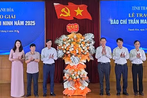Lãnh đạo tỉnh Thanh Hóa tặng hoa chúc mừng Hội nhà báo, những người làm báo. 