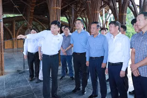Các thành viên đoàn công tác nghe báo cáo về tình hình thực hiện Dự án Công viên sinh thái tre luồng Tam Thanh.
