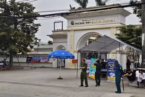 Lực lượng chức năng bảo đảm an ninh, trật tự ngoài địa điểm thi Trường trung học phổ thông Quảng Xương 1, tỉnh Thanh Hóa.