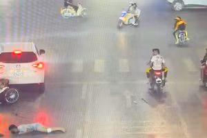 Hiện trường vụ tai nạn cùng hành vi không đội mũ bảo hiểm, tháo biển số phương tiện của các thiếu niên.