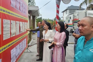 Cử tri Thanh Hóa tìm hiểu thông tin về những người ứng cử đại biểu Quốc hội, Hội đồng nhân dân các cấp, nhiệm kỳ 2026-2031.