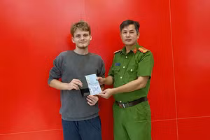 Công an phường Hạc Thành giao trả tài sản cho người nước ngoài.