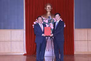 Lãnh đạo Ban Tổ chức Trung ương trao quyết định đồng chí Lê Đức Thái, Bí thư Tỉnh ủy Thanh Hóa.