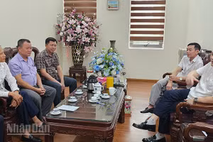 Bí thư Đảng ủy xã Triệu Sơn quán triệt mục tiêu chuyển đổi số đến các lãnh đạo chủ chốt cấp xã. (Ảnh: MAI LUẬN)