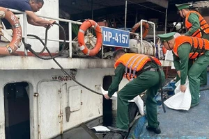 Bộ đội Biên phòng quây phao, thả tấm thấm dầu loang.