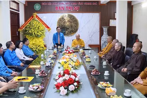 Lãnh đạo Ủy ban Trung ương Mặt trận Tổ quốc Việt Nam chúc mừng Giáo hội Phật giáo Thanh Hóa nhân Đại lễ Phật đản.