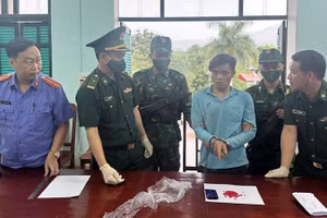 Lực lượng chức năng bắt giữ đối tượng cùng ma túy tang vật.