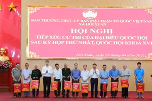 Phó Chủ tịch Quốc hội và lãnh đạo tỉnh Thanh Hóa trao quà cho người có công ở xã Hồi Xuân.